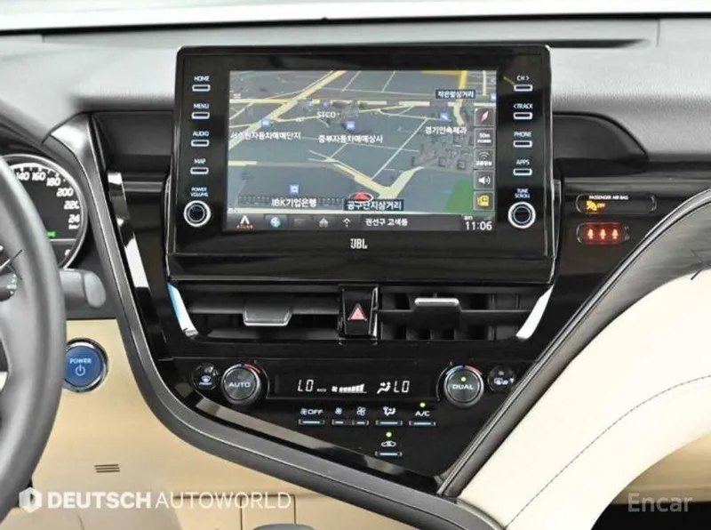 Toyota Camry 2.5 XLE Hybrid 6
