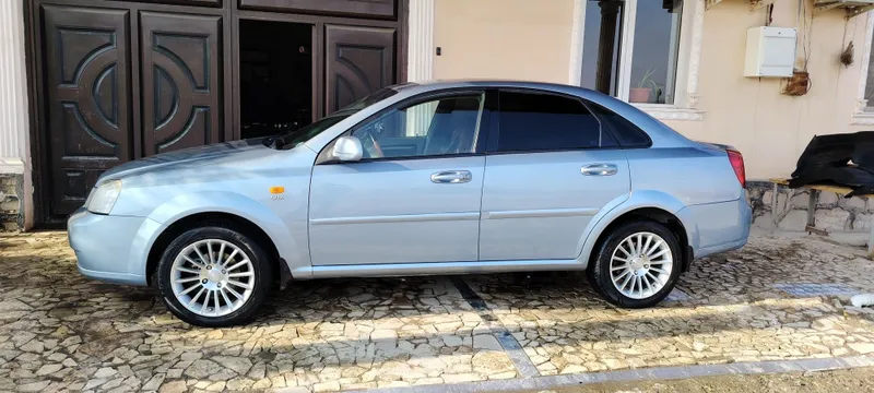 Ласетти 1.8 сотилади