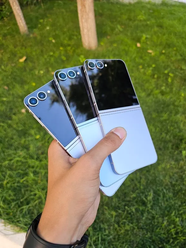 Samsung Galaxy Z Flip 6 (SIM + eSIM) 1