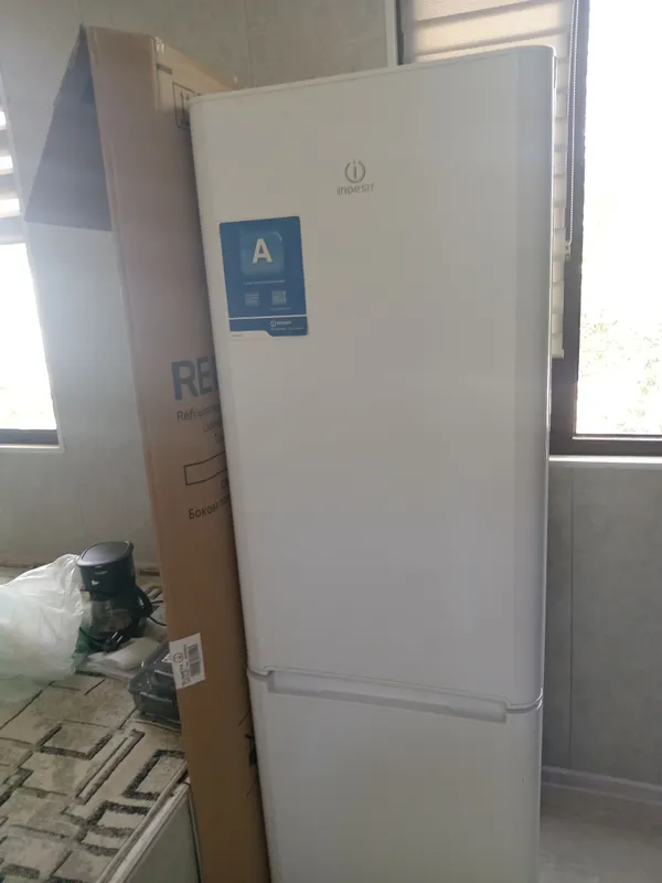 холодильник Indesit 235 л, морозильник 104 л 1