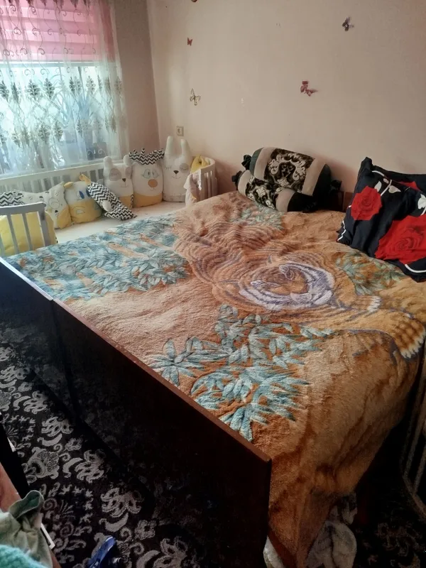 шкаф трюмо. с зеркалом прикроватные тумбы и кроват 6