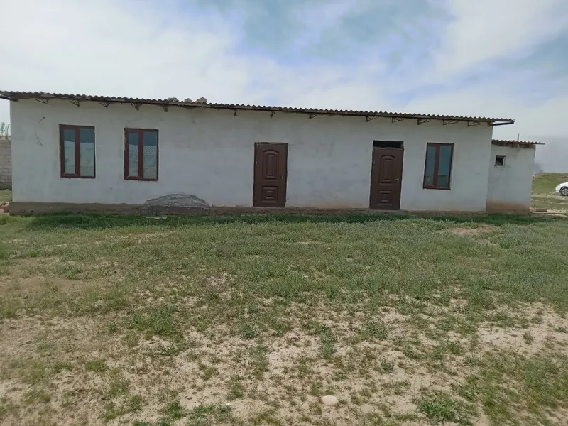 Uch qizildan 2 sotix 2 xonali uy sotiladi.Kadastr hujjatlari bori