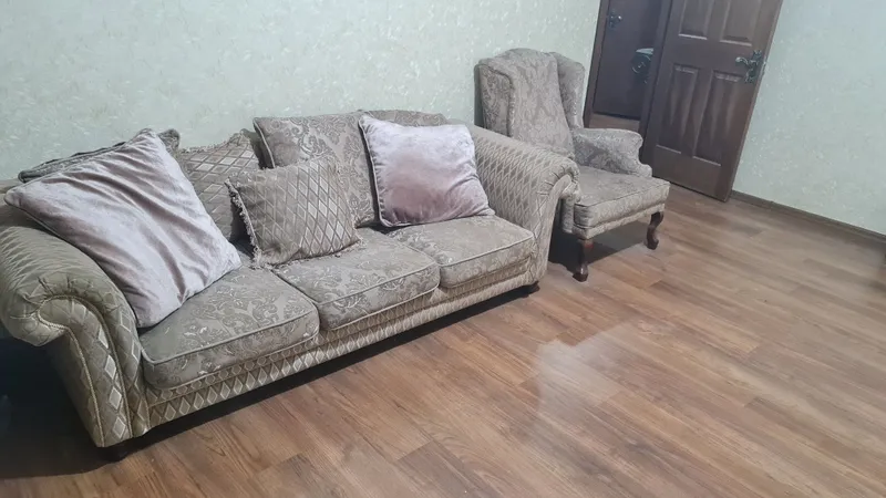 Диван с подушками в комплекте в хорошем состоянии, б/у