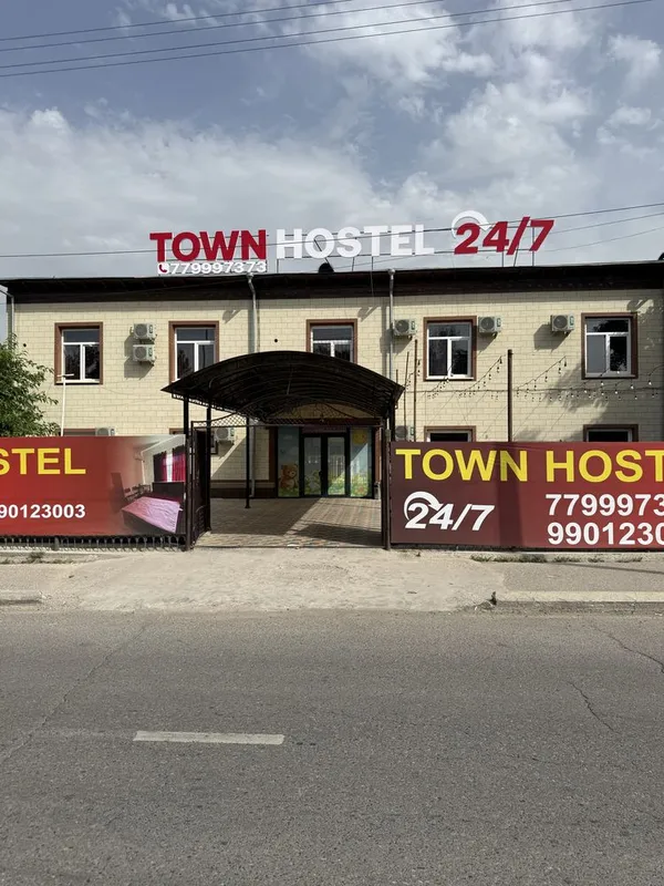 Town hotel IPADROM bozori oldida — фото 4