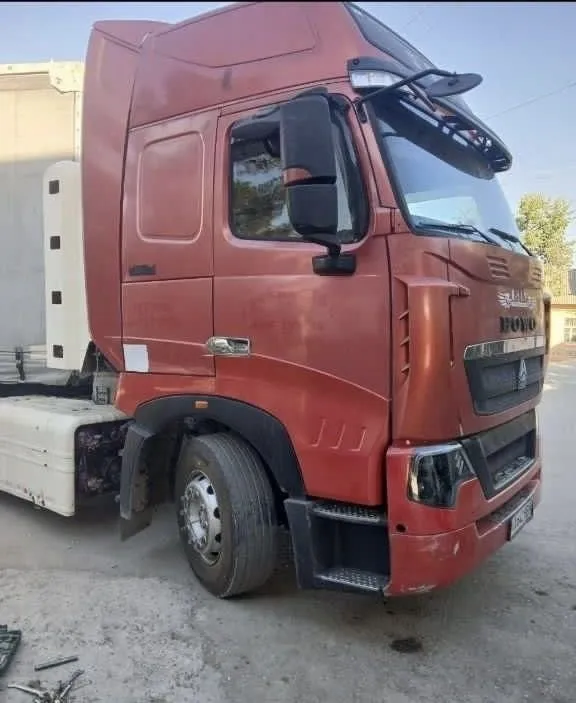 HOWO T7 2017 года, тягач 2 HOWO T7 2017 года, тягач 2
