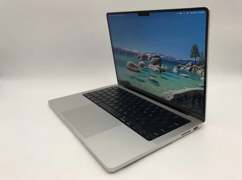 M3 Pro chip 18/512GB | 90% SILVER rangda 4 M3 Pro chip 18/512GB | 90% SILVER rangda 4