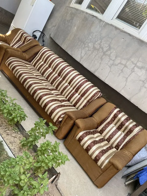 Divan va 2 ta kreslo sotiladi 3