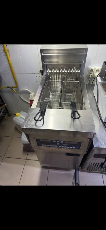 Фритюрница состояние нового , почти не использовали 750$