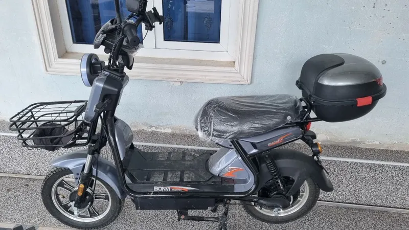 Skuter sotiladi 6 tali batareya