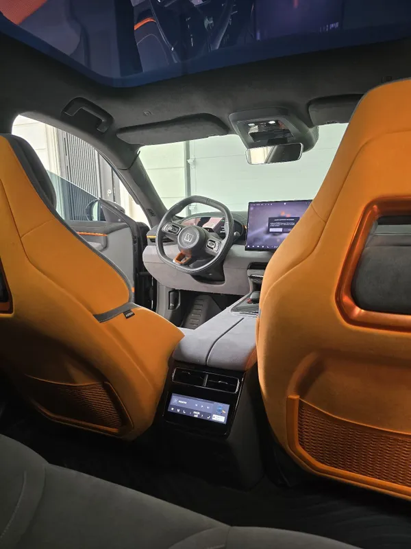 Zeekr 001 z sport 2024 alkantara salon 6