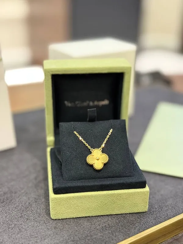 NEW Подсвеска Van Cleef & Arpels Vintage Alhambra 1 NEW Подсвеска Van Cleef & Arpels Vintage Alhambra 1