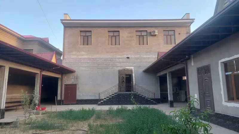Noturar bino va uy Sotiladi Termiz shahar Yo'l yuzida 8
