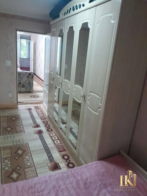 G‘ishtli uyda keng 3 xonali kvartira sotiladi, 50 m², ta’mirsiz 1