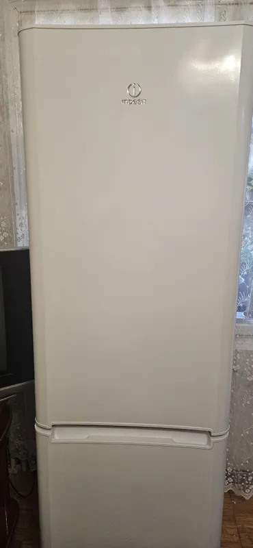 Холодильник Indesit. В рабочем состоянии.