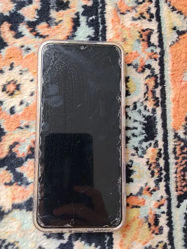 Realme C25y rangi yorqin koʻk tez zaryadka oladi