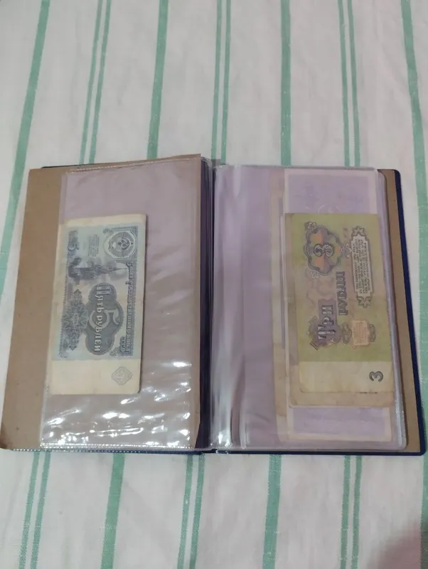 Продам два альбома для коллекции банкнот. 3