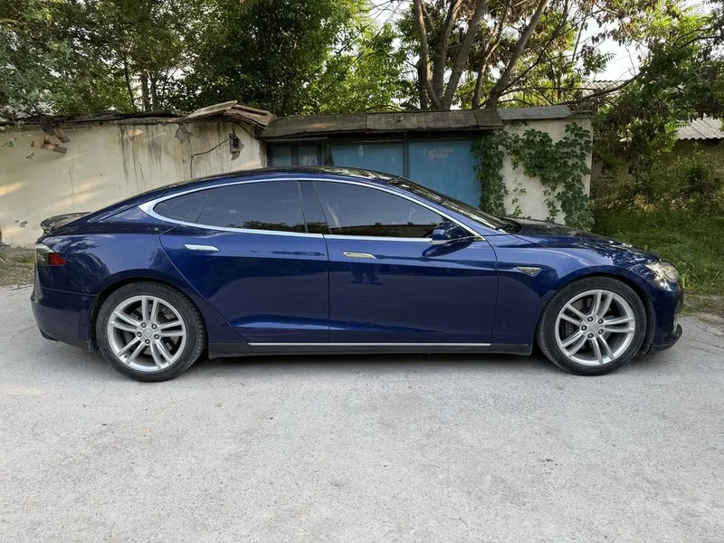 Tesla Model S синий металик цвет который привлечет внимание окружающих 1 Tesla Model S синий металик цвет который привлечет внимание окружающих 1