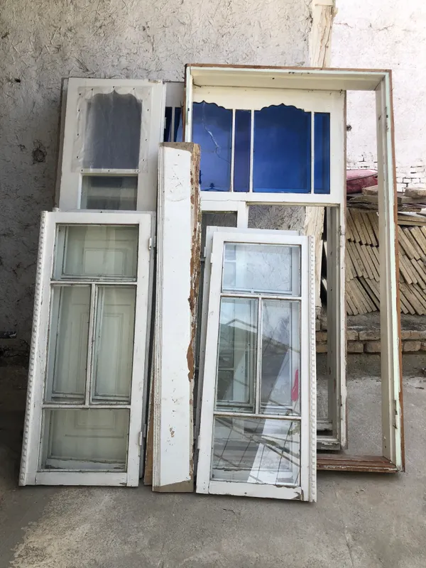 Срочно продаю двери окно деревянное все вместе — фото 1