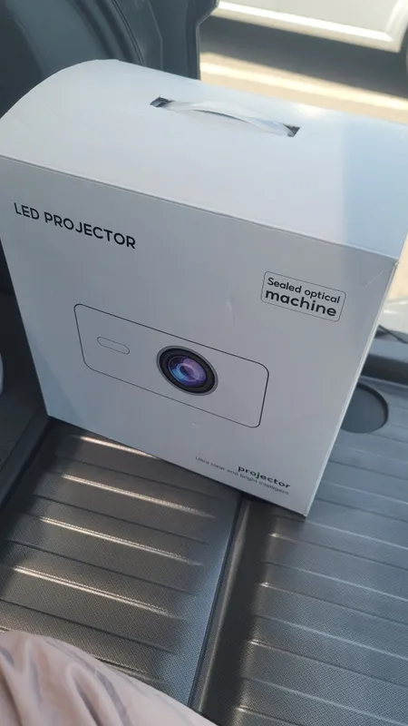 4K Led projector 20 metrdan yoritib beradi