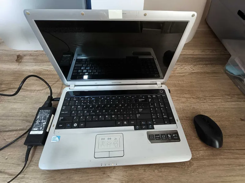 Ноутбук — модель Samsung R528