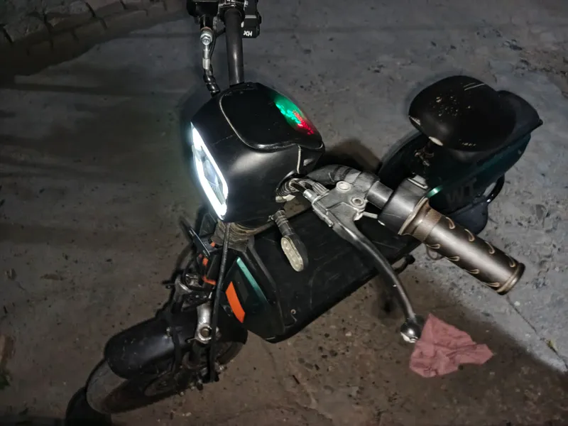 Tez yuradigan elektroskuter sotiladi 2