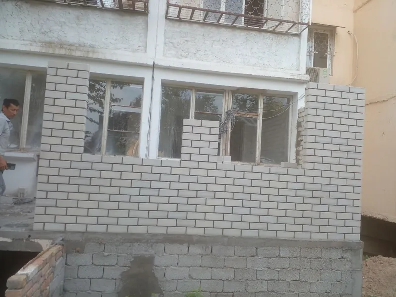 Кладка балкона облицовочный кирпис. G'isht teramiz перегородки тумбы. — фото 5