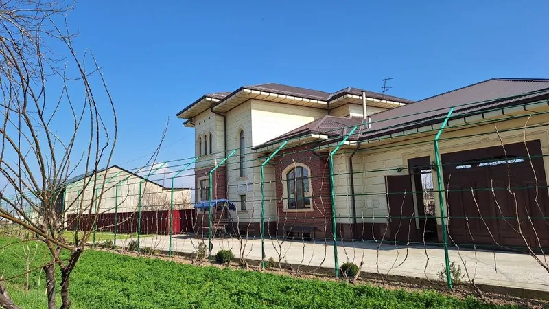 Uy hovli uchastka Qibray