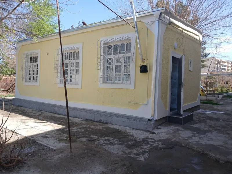 1 Xonali Uy Sotiladi