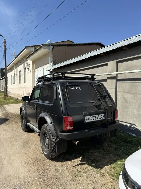 Niva offroadga tayyorlangan qora matviy — фото 1