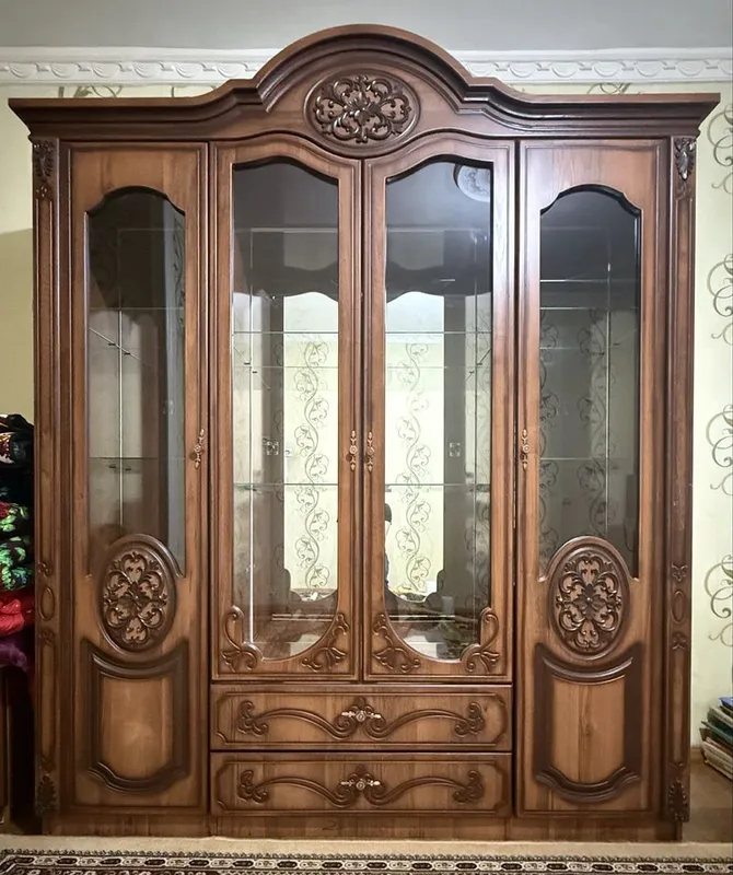 Сервант ( стенка) , шифоньер, трюмо и две тумбочки.