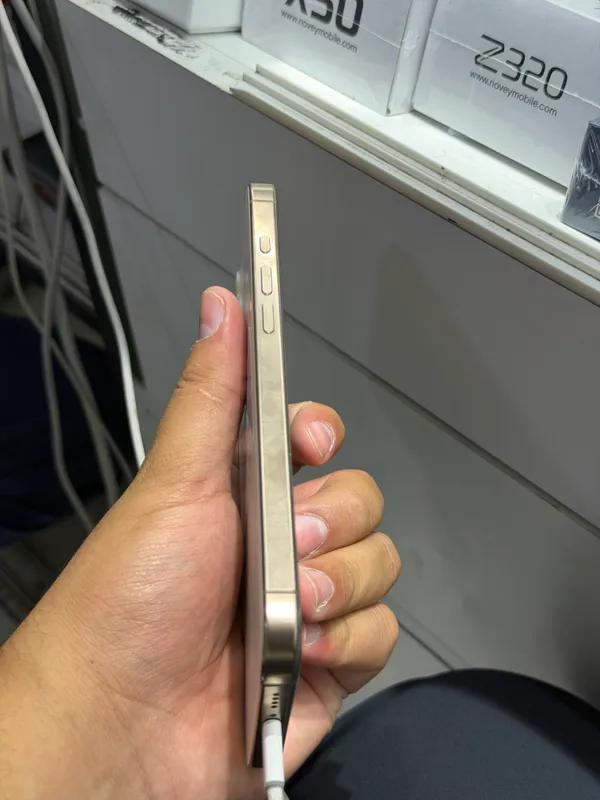 IPhone 16 Pro Max 4