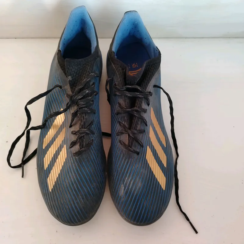 Adidas krossovkalari sotiladi 1
