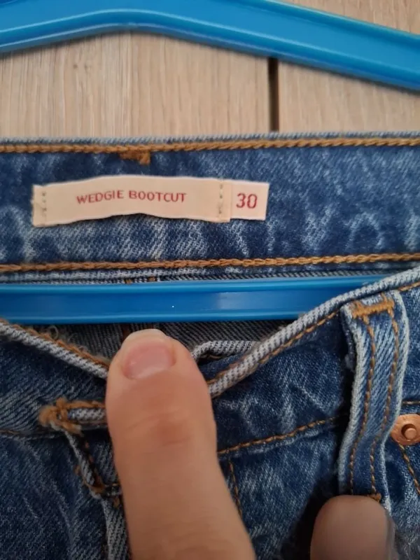 Женские джинсы фирма Levis 2 Женские джинсы фирма Levis 2