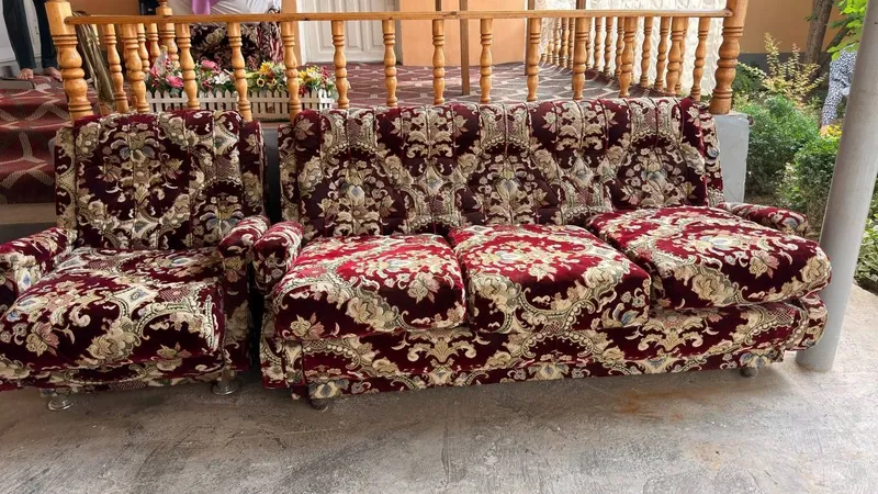 Divan va 2 ta kreslo sotiladi holati yaxshi Divan va 2 ta kreslo sotiladi holati yaxshi