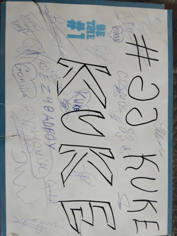 Juda ko‘p geymerlarning avtograflari tushirilgan plakat Juda ko‘p geymerlarning avtograflari tushirilgan plakat