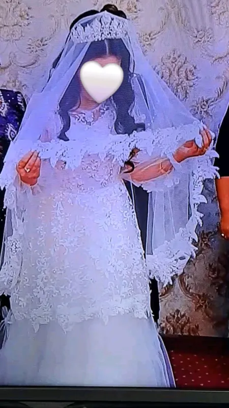Yangi ko'ylak chaqirdi va kelin salom uchun j