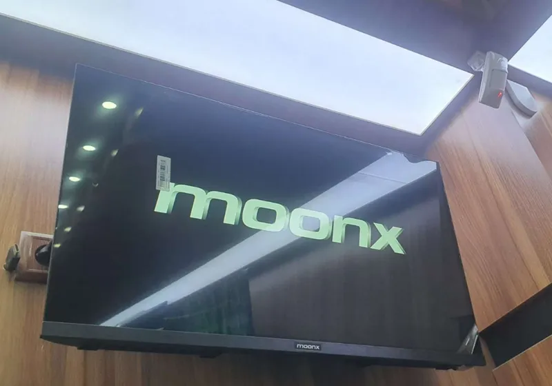 Телевизор MOONX 32S800 (New Model) 1