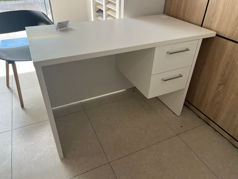 120×60 o‘lchamdagi, ikki tortmali yozuv stoli sotiladi 1