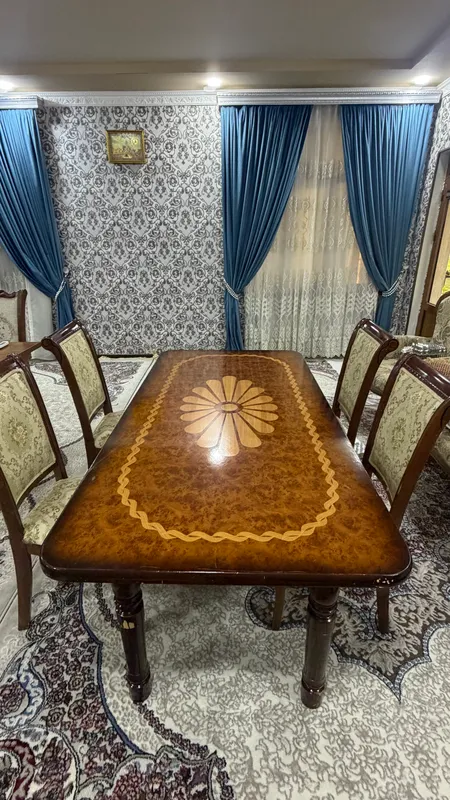 Стол и стулья