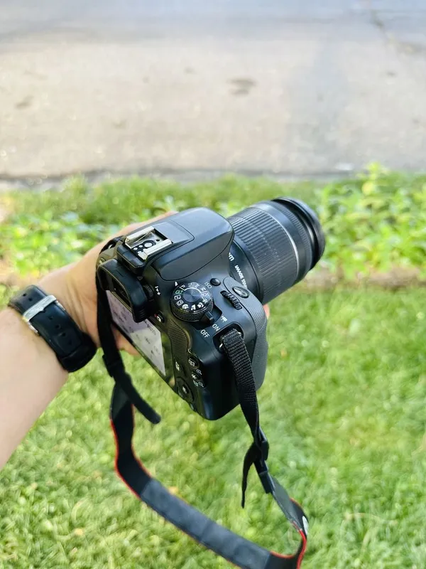 Foto va video uchun Canon EOS 100D, sensorli ekran 4 Foto va video uchun Canon EOS 100D, sensorli ekran 4