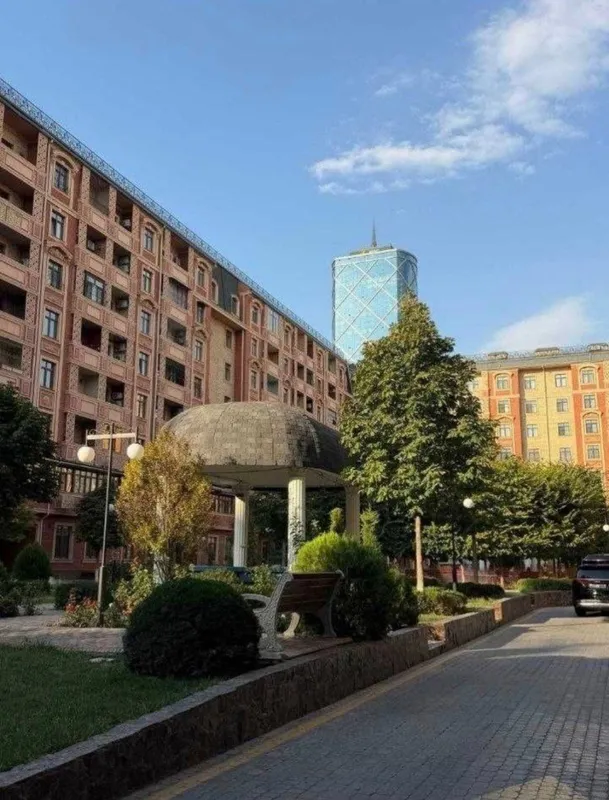 Glinka chorrahasi, «Pyramid Tower» biznes markazi 9