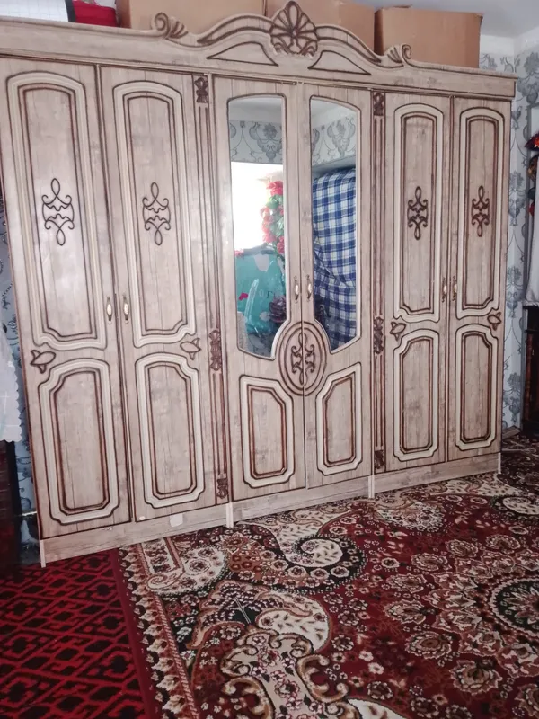 Продаётся спальный комплект со стенкой и тумбочками 1