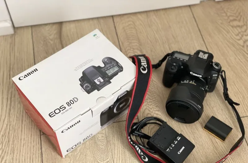 Canon EOS 80D + Sigma 17-50mm f/2.8 + Yongnuo chaqnagichidan iborat fotojamlanma 3