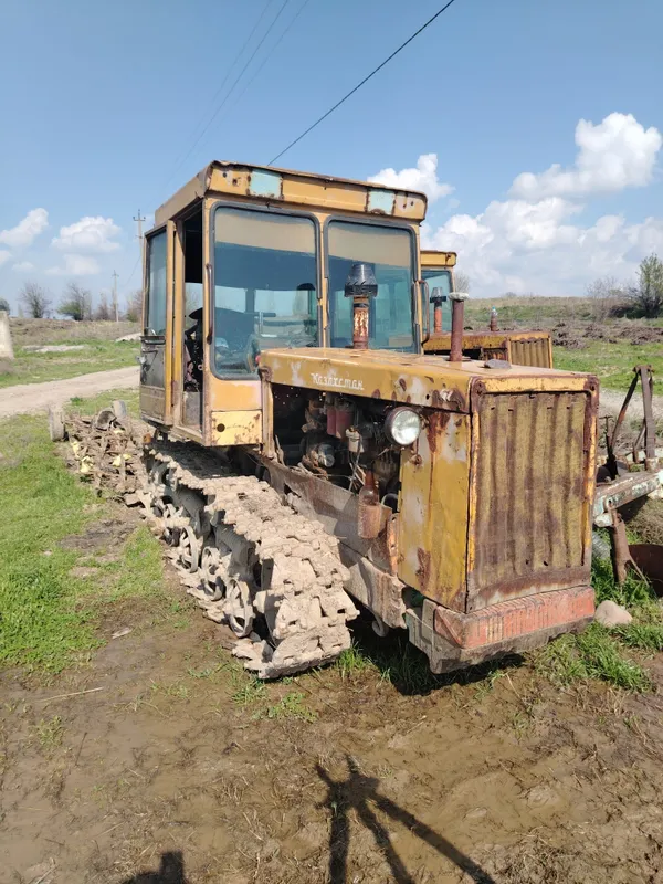 Qishloq xo'jalik texnikasi ya'ni traktor sotiladi zanjirli 4