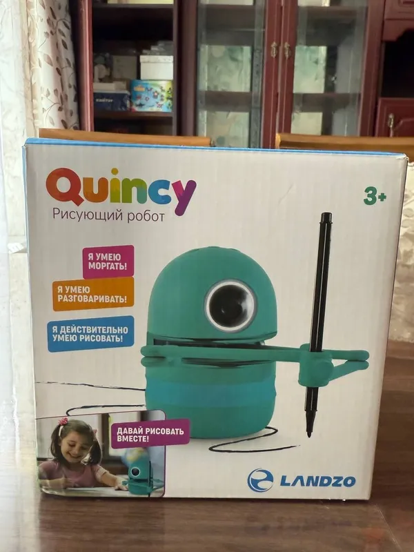 Интерактивный робот художник Quincy