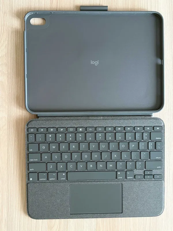 Чехол-клавиатура Logitech Combo Touch для iPad Air 11" — фото 1