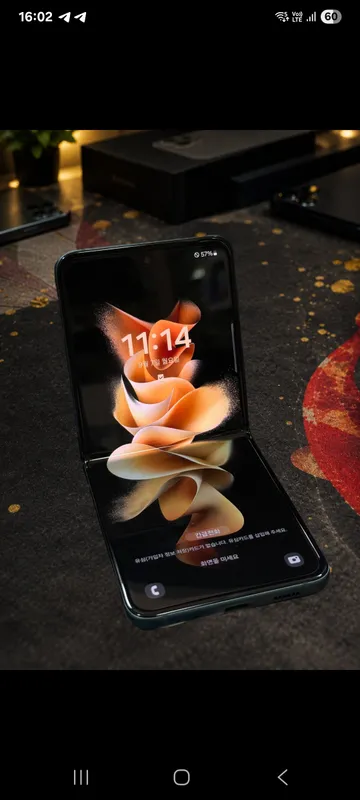 samsung z Flip3 2 samsung z Flip3 2