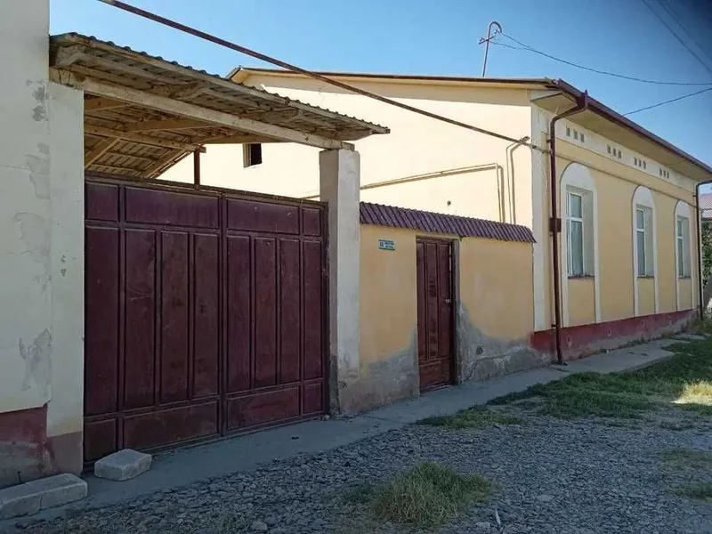 Коттеж 10 sotixli kottej sotiladi.2013 yilda qurilgan.Қизилтепа шахри,
