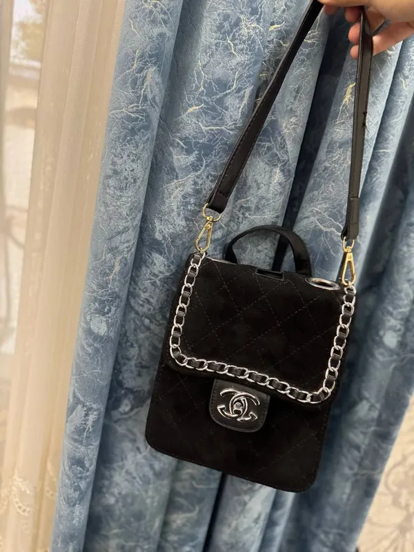 Chanel va Louis Vuitton sumkalari