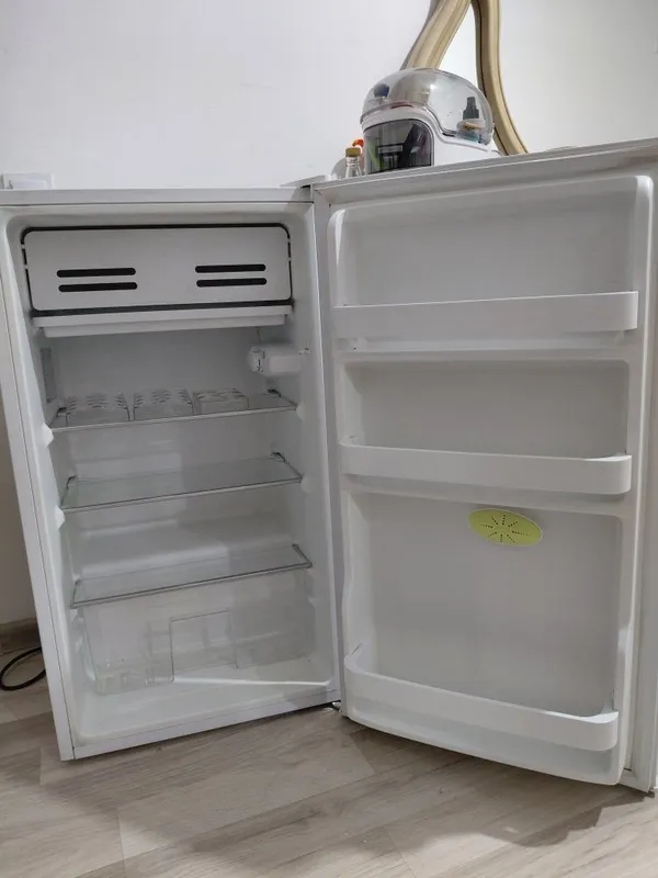 MIDEA мини холодильни-морозилник очень хорошем состоянии — фото 1